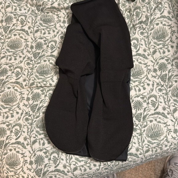 Yeezy Pods Size 2 (9-11) Tried on - Picture 2 of 4